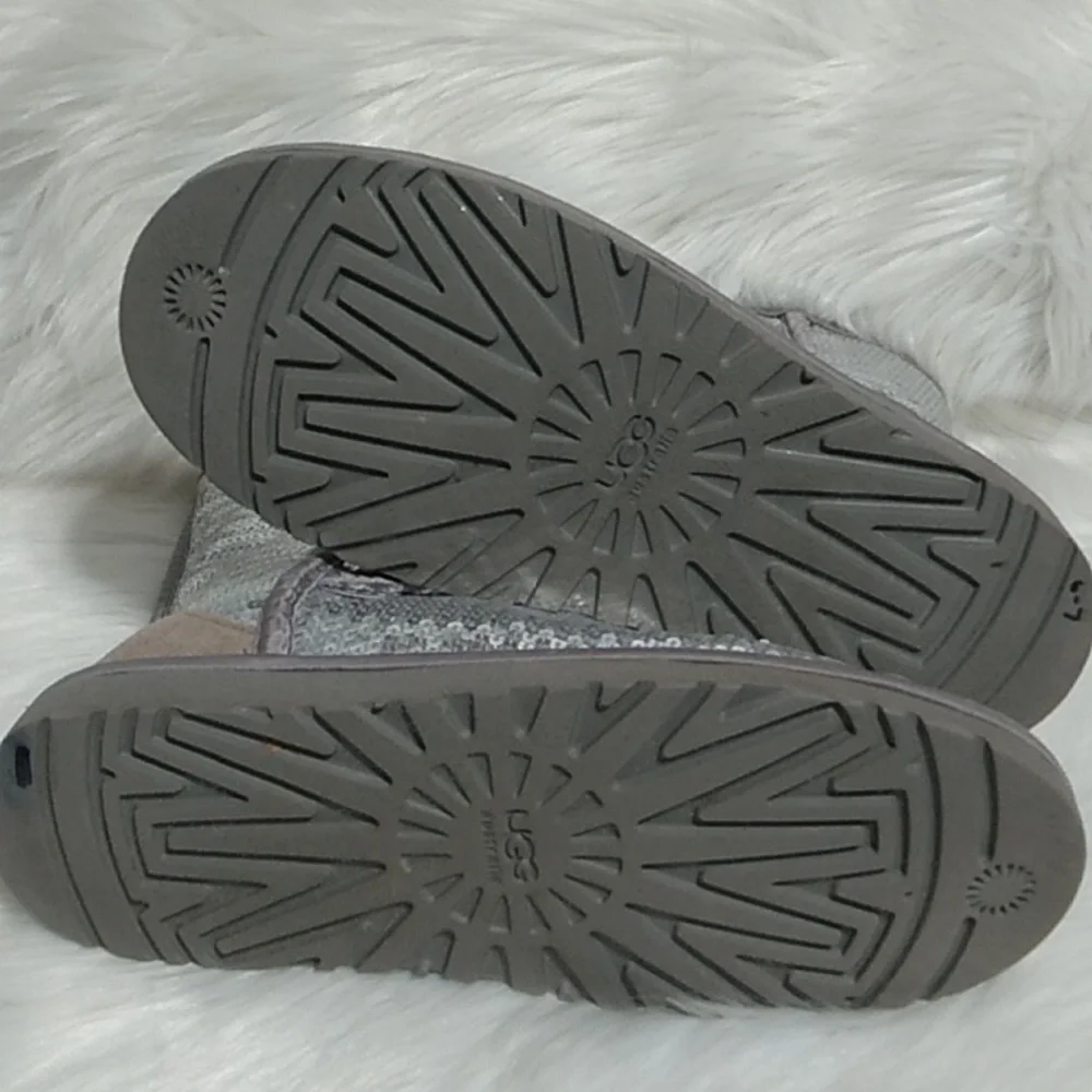 SALE! Auth UGG Silver Sequined Boots Gently Worn Sz.6 Can Fit Bigger (X-339) - Picture 7 of 8